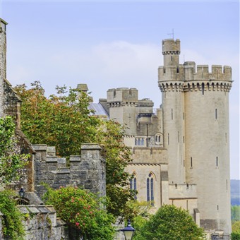 Englands Mighty Castles and Stately Homes